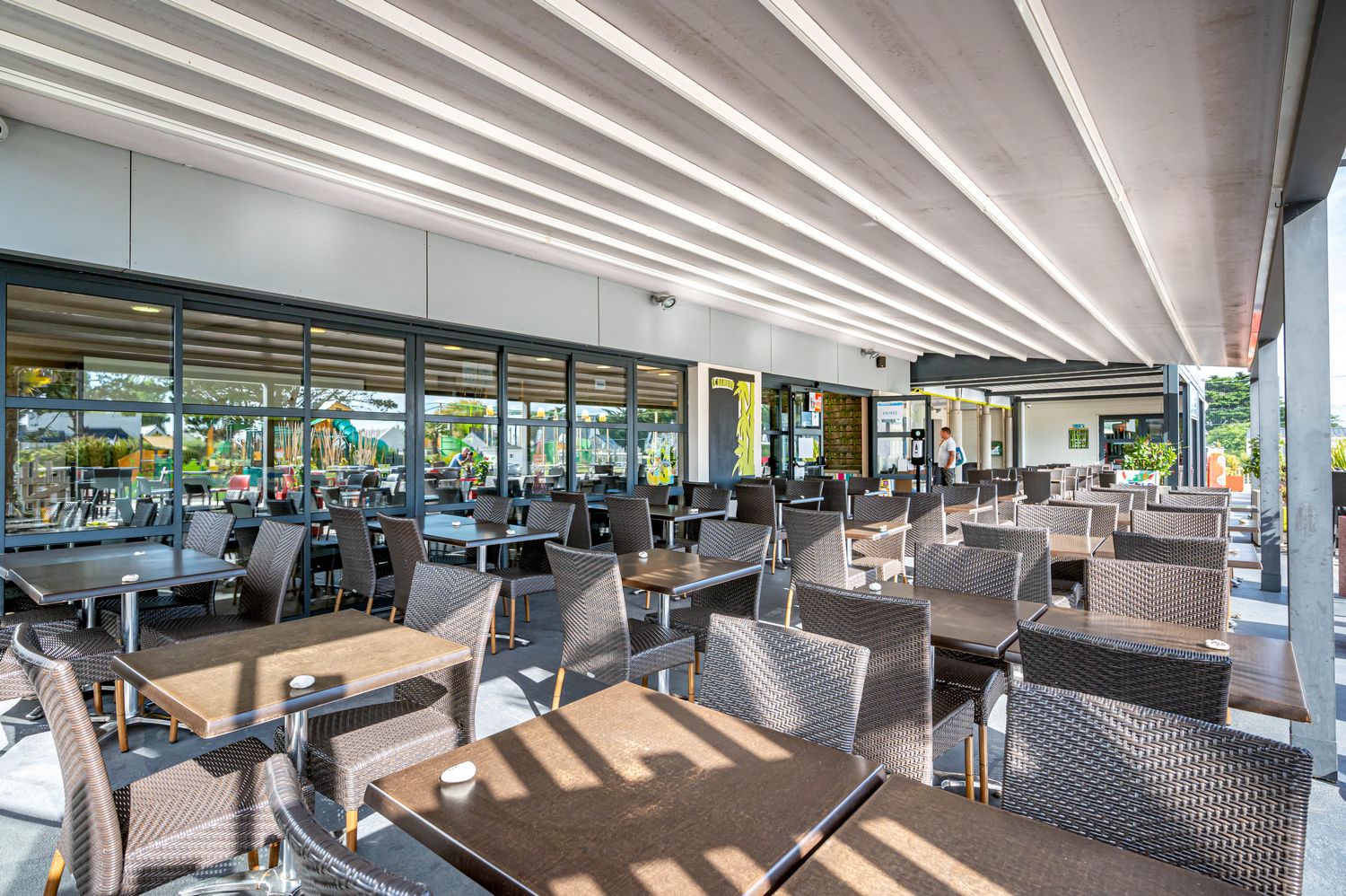 la grande terrasse couverte du restaurant 