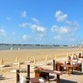 Terrasse d'un restaurant donnant sur la plage de la Baule